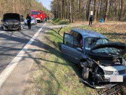 Kierowca chciał zawrócić na podwójnej ciągłej. Uderzył w Renault