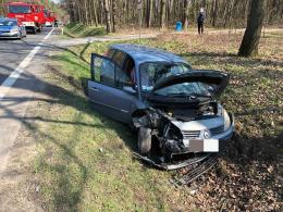 Kierowca chciał zawrócić na podwójnej ciągłej. Uderzył w Renault
