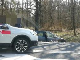 Kierowca chciał zawrócić na podwójnej ciągłej. Uderzył w Renault