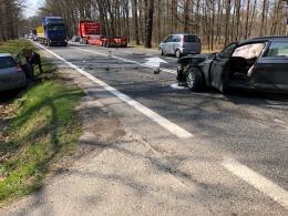 Kierowca chciał zawrócić na podwójnej ciągłej. Uderzył w Renault
