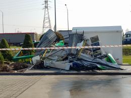 Ciężarówka staranowała dystrybutor na stacji paliw