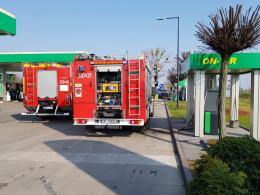 Ciężarówka staranowała dystrybutor na stacji paliw