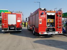 Ciężarówka staranowała dystrybutor na stacji paliw