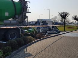 Ciężarówka staranowała dystrybutor na stacji paliw