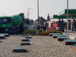 Ciężarówka staranowała dystrybutor na stacji paliw