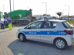 Ciężarówka staranowała dystrybutor na stacji paliw