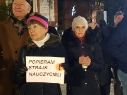 Ponad setka osób utworzyła łańcuch światła na Placu Wolności