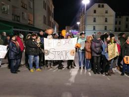 Ponad setka osób utworzyła łańcuch światła na Placu Wolności