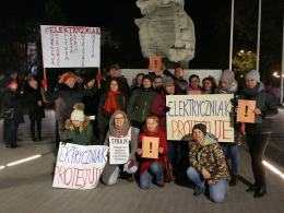 Ponad setka osób utworzyła łańcuch światła na Placu Wolności