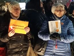 Ponad setka osób utworzyła łańcuch światła na Placu Wolności
