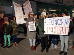 Ponad setka osób utworzyła łańcuch światła na Placu Wolności