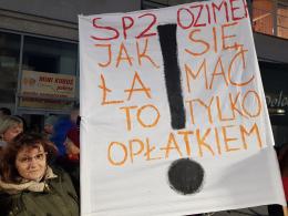 Ponad setka osób utworzyła łańcuch światła na Placu Wolności