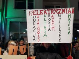 Ponad setka osób utworzyła łańcuch światła na Placu Wolności