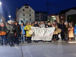 Ponad setka osób utworzyła łańcuch światła na Placu Wolności