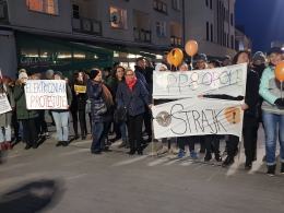Ponad setka osób utworzyła łańcuch światła na Placu Wolności