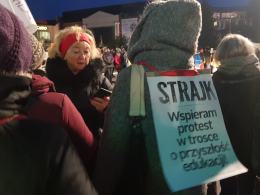 Ponad setka osób utworzyła łańcuch światła na Placu Wolności