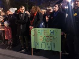Ponad setka osób utworzyła łańcuch światła na Placu Wolności
