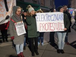 Ponad setka osób utworzyła łańcuch światła na Placu Wolności