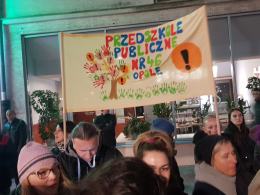 Ponad setka osób utworzyła łańcuch światła na Placu Wolności