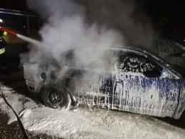 Dziś w nocy strażacy dwa razy gasili podpalone pojazdy w Lewinie Brzeskim