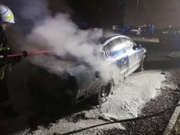Dziś w nocy strażacy dwa razy gasili podpalone pojazdy w Lewinie Brzeskim