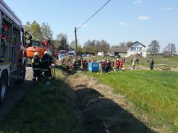 Wypadek przy budowie kanalizacji w gminie Ozimek. Dwaj mężczyźni ugrzęźli pod ziemią