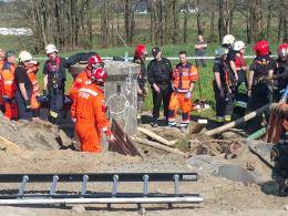 Wypadek przy budowie kanalizacji w gminie Ozimek. Dwaj mężczyźni ugrzęźli pod ziemią
