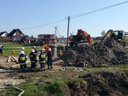 Wypadek przy budowie kanalizacji w gminie Ozimek. Dwaj mężczyźni ugrzęźli pod ziemią