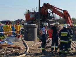 Wypadek przy budowie kanalizacji w gminie Ozimek. Dwaj mężczyźni ugrzęźli pod ziemią