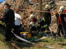 Wypadek przy budowie kanalizacji w gminie Ozimek. Dwaj mężczyźni ugrzęźli pod ziemią