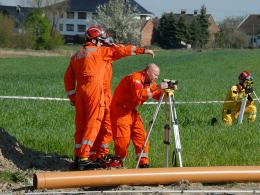 Wypadek przy budowie kanalizacji w gminie Ozimek. Dwaj mężczyźni ugrzęźli pod ziemią