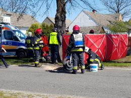 Zablokowana droga po zderzeniu motocykla z osobówką w Mnichusie