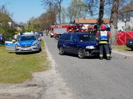 Zablokowana droga po zderzeniu motocykla z osobówką w Mnichusie