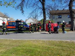 Zablokowana droga po zderzeniu motocykla z osobówką w Mnichusie