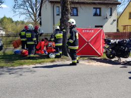 Zablokowana droga po zderzeniu motocykla z osobówką w Mnichusie