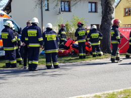 Zablokowana droga po zderzeniu motocykla z osobówką w Mnichusie