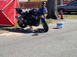 Zablokowana droga po zderzeniu motocykla z osobówką w Mnichusie