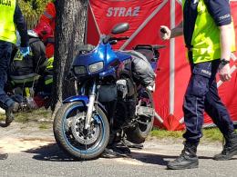 Zablokowana droga po zderzeniu motocykla z osobówką w Mnichusie