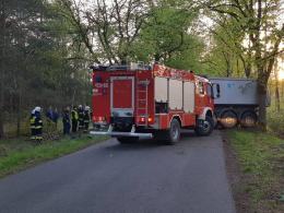 Ciężarówka uderzyła w drzewo, kierowca w ciężkim stanie w szpitalu