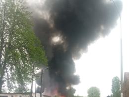 Płonie budynek po dawnej cegielni w Brzegu