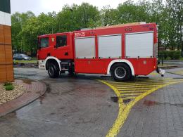Przy restauracji na ulicy Ozimskiej zapaliło się auto