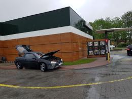 Przy restauracji na ulicy Ozimskiej zapaliło się auto