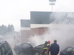 Przy restauracji na ulicy Ozimskiej zapaliło się auto