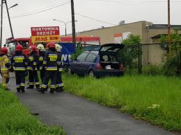 Ulica Światowida: Auto wypadło z drogi i uderzyło w ogrodzenie