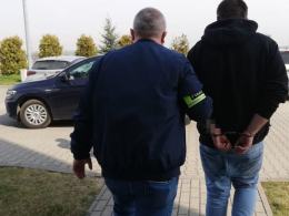 Miał pozyskiwać i udostępniać pornografię z udziałem małoletnich. Został zatrzymany