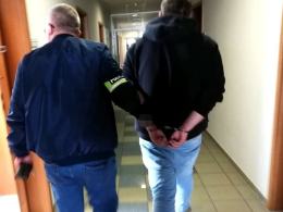 Miał pozyskiwać i udostępniać pornografię z udziałem małoletnich. Został zatrzymany