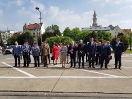 Przed Urzędem Wojewódzkim uroczyście wzniesiono flagę Polski
