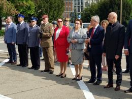 Przed Urzędem Wojewódzkim uroczyście wzniesiono flagę Polski