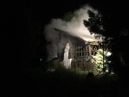 Nocny pożar w Michałowicach. Spłonął domek letniskowy