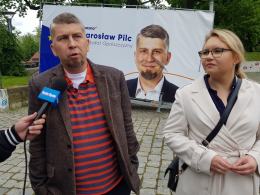 Zdewastowano baner wyborczy kandydata Wiosny. "Pocięto mi twarz" - mówi Jarosław Pilc